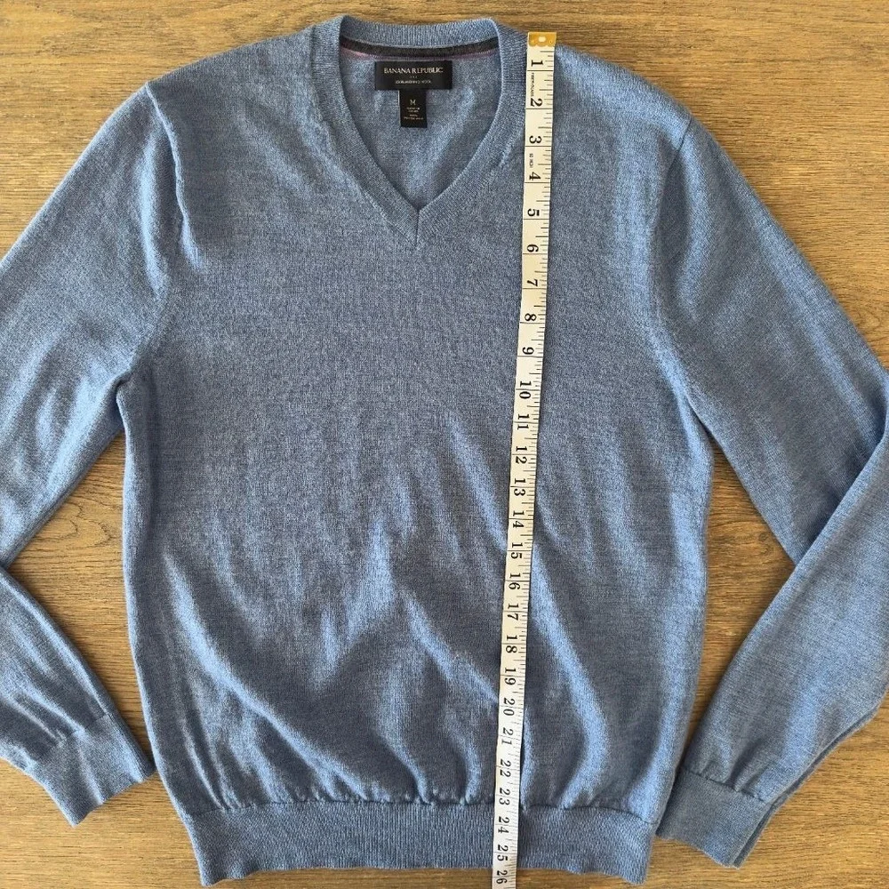 Banana Republic Mens M 100% Merino Wool V-Neck Sweater Blue Pullover Lightweight